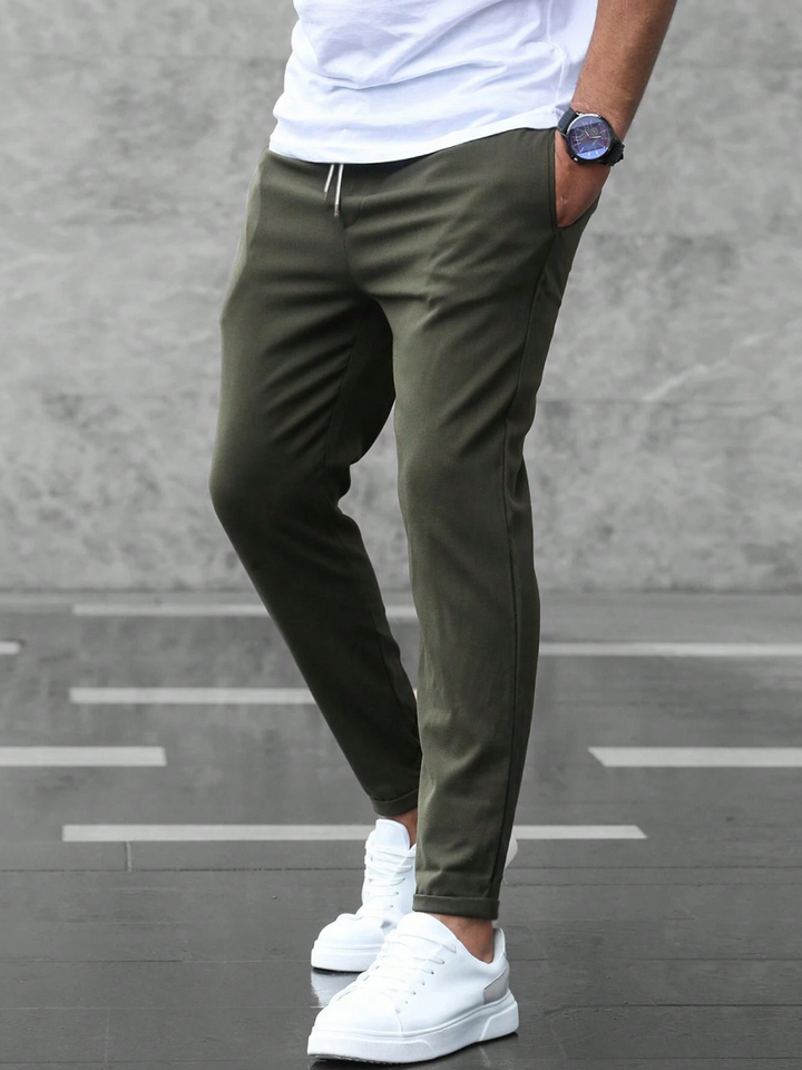 Moda hombre: pantalón jogger ajustado, perfecto para estilo casual y deportivo.
