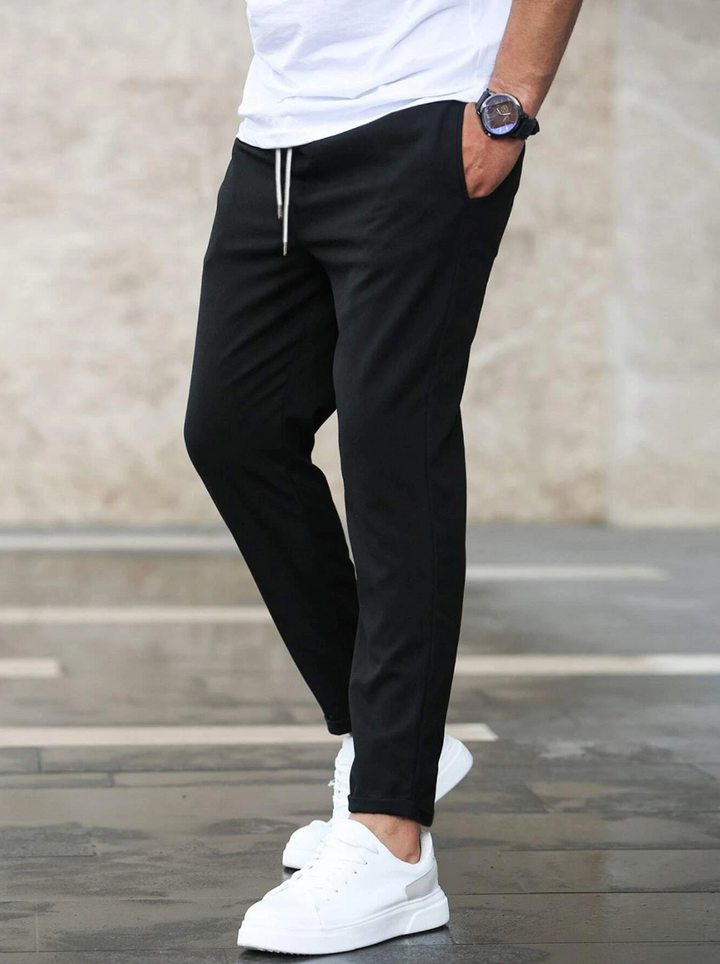 Comodidad y estilo: pantalón ajustado urbano para hombre, ideal para cualquier ocasión.