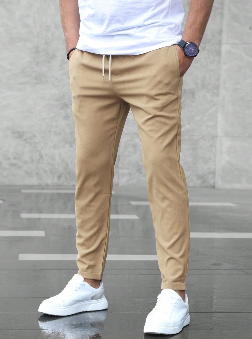 Pantalón hombre deportivo, ajustado, ideal para moda urbana y confort.