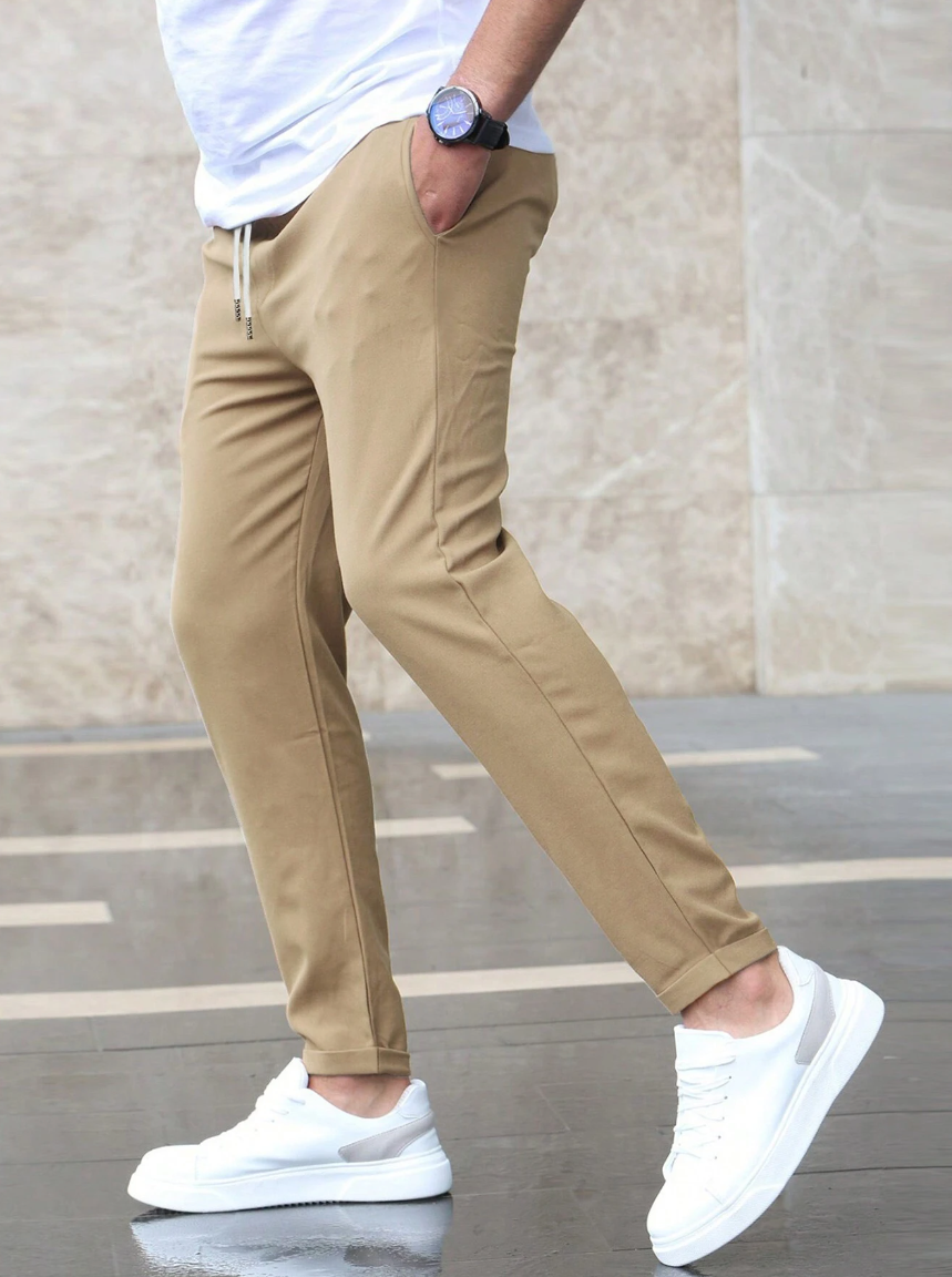 Entrenamiento y moda: pantalón jogger ajustado para hombre, estilo urbano.