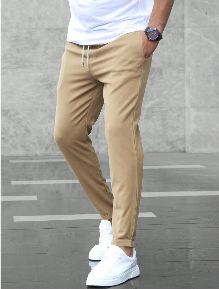 Pantalón deportivo ajustado para hombre, estilo urbano moderno y funcional.