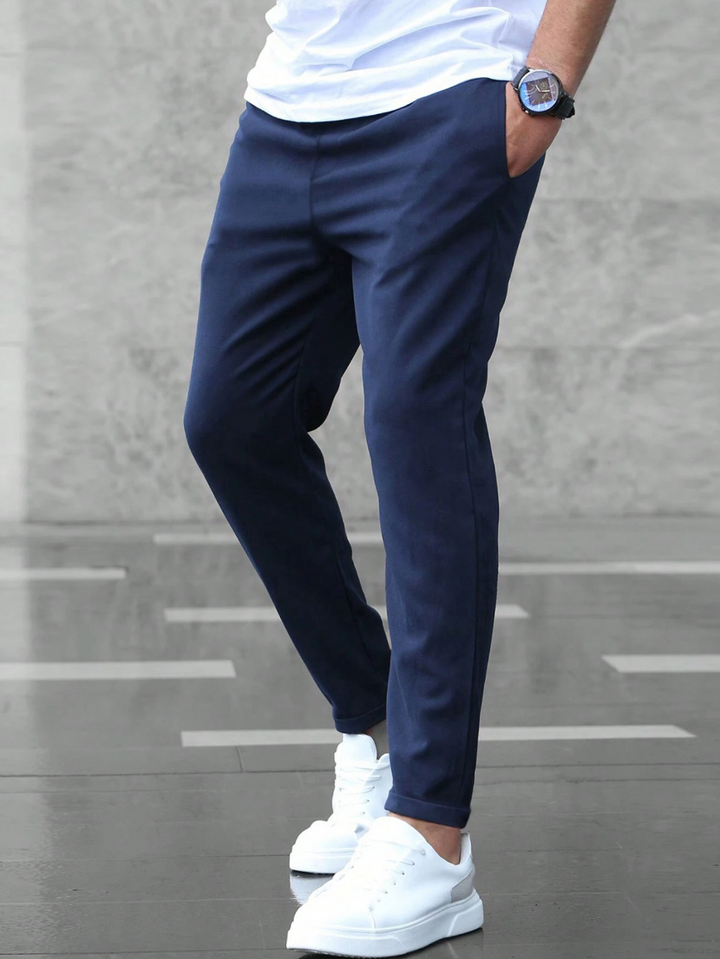 Jogger urbano hombre, corte ajustado y estilo casual para entrenamiento y moda.