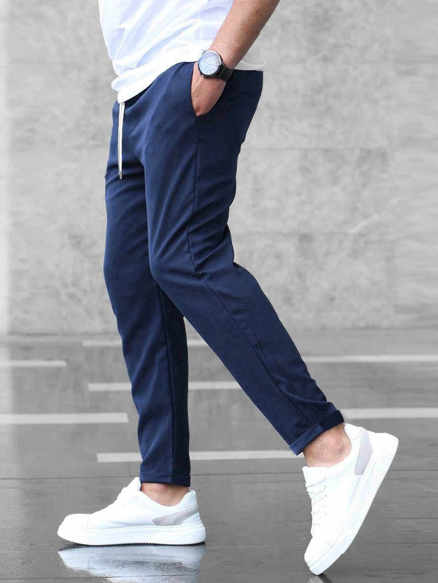 Moda hombre: pantalón urbano deportivo, corte ajustado para un look contemporáneo.