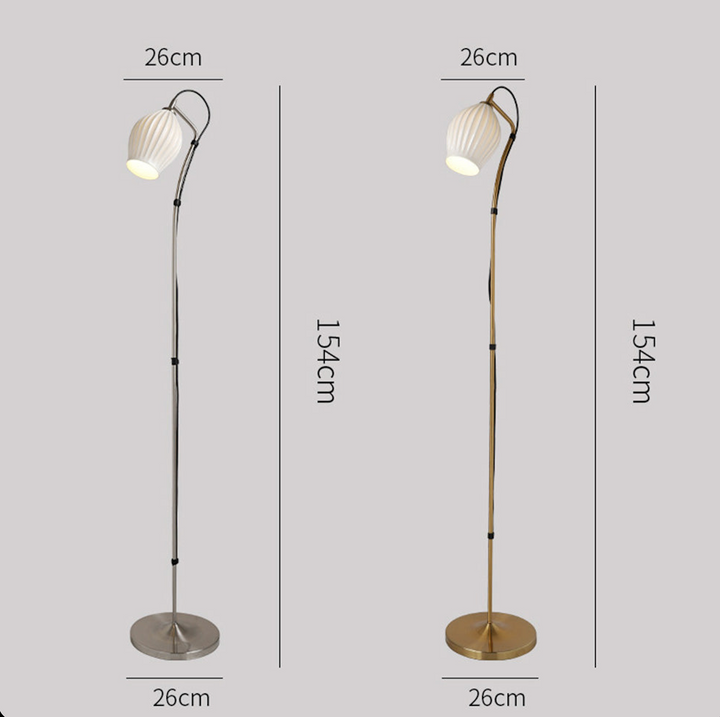 Lámpara de pie de diseño vintage, base de cerámica estriada en plata, iluminación funcional y decorativa.
