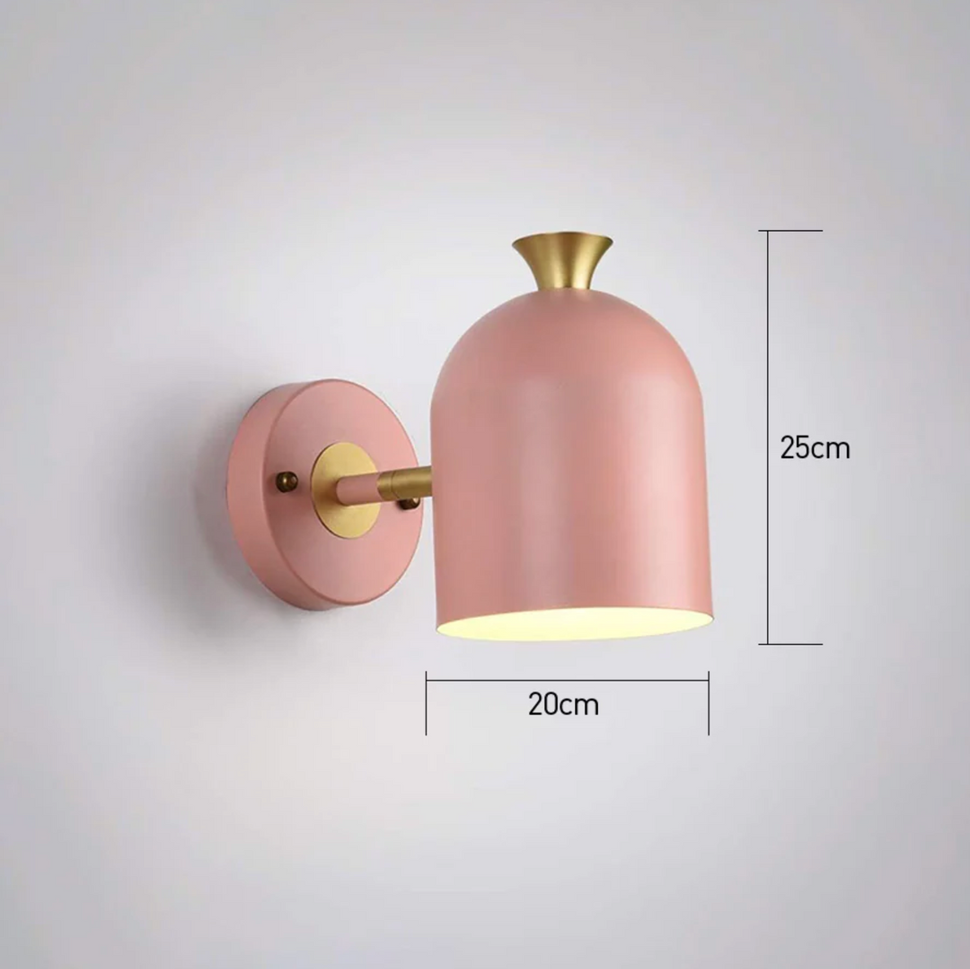Aplique de pared minimalista para iluminación moderna. Lámpara de pasillo elegante que crea un ambiente cálido en el hogar.