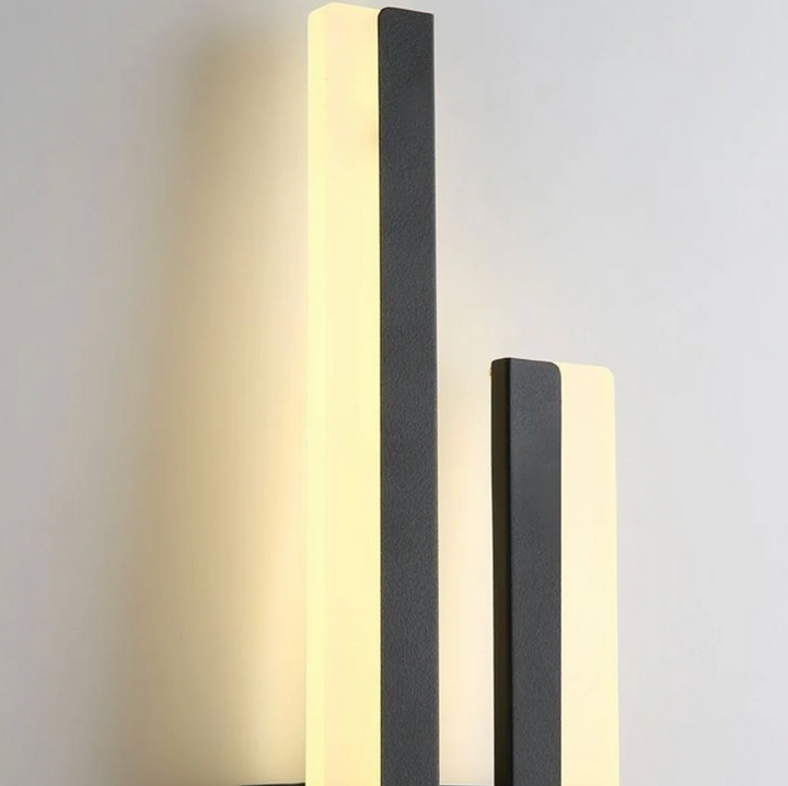 Aplique de pared LED moderno y largo para pasillos, ofrece luz eficiente y estilo elegante.