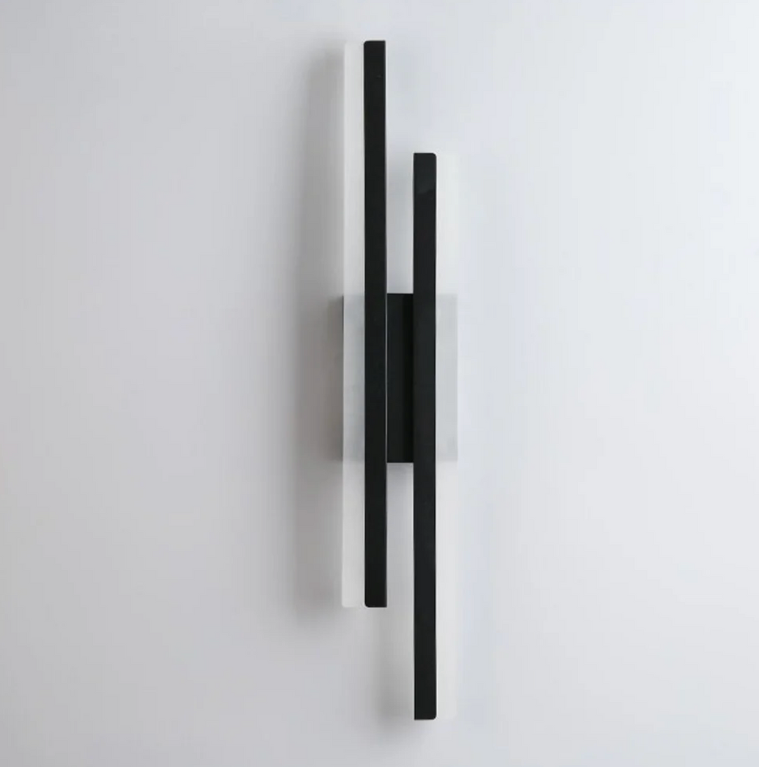 Aplique de pared LED con diseño contemporáneo, luz ambiente suave para espacios modernos.