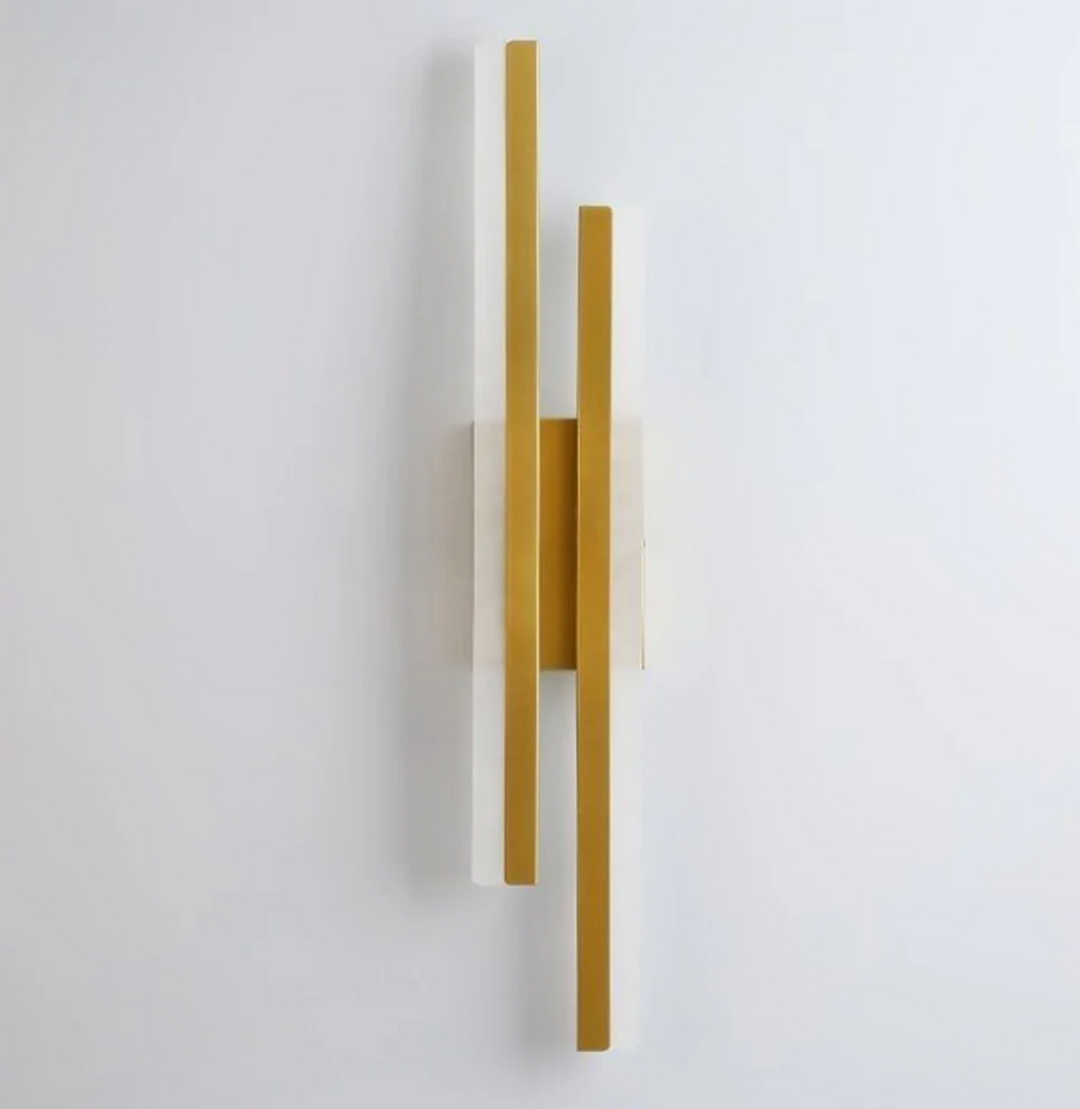 Aplique de pared LED delgado y largo, ofrece iluminación moderna y decorativa.