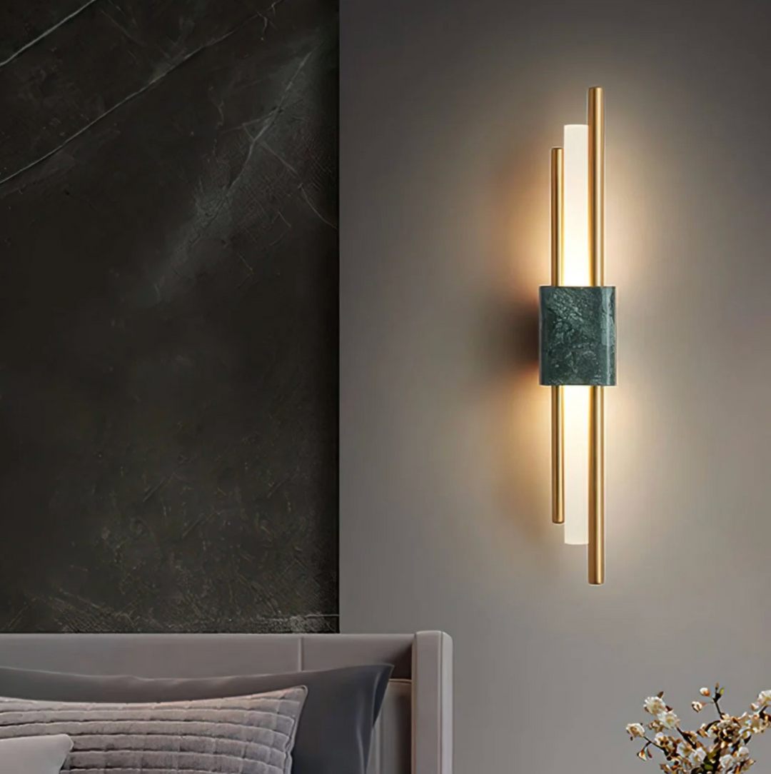 Iluminación moderna con aplique de pared LED, alta eficiencia.