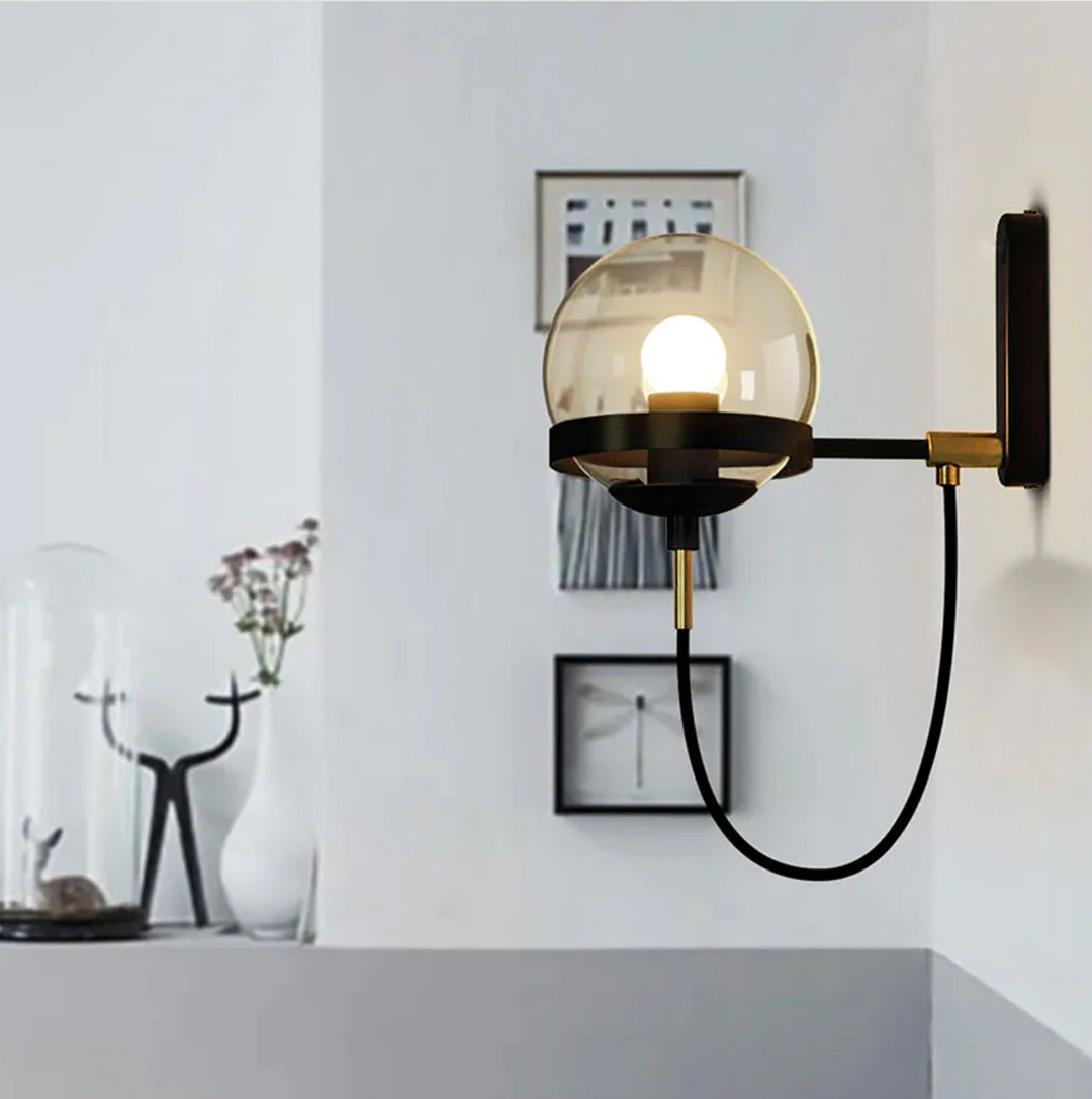 Lámpara de pared con diseño elegante nórdico. Iluminación funcional y retro para cualquier espacio.
