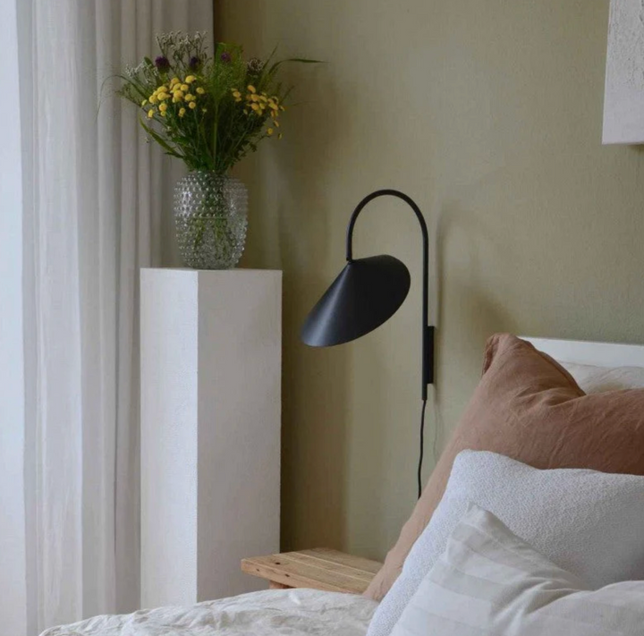 Lámpara de pared pétalo para iluminación interior. Diseño moderno y luz ajustable para ambientes.