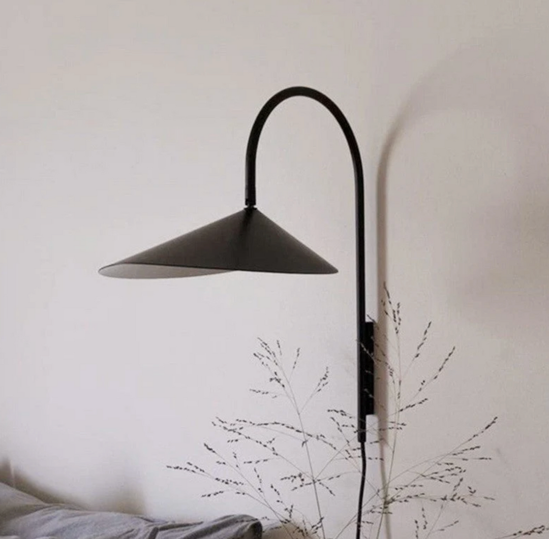 Aplique moderno de pared, pétalo ajustable. Ideal para iluminación decorativa en cualquier interior.