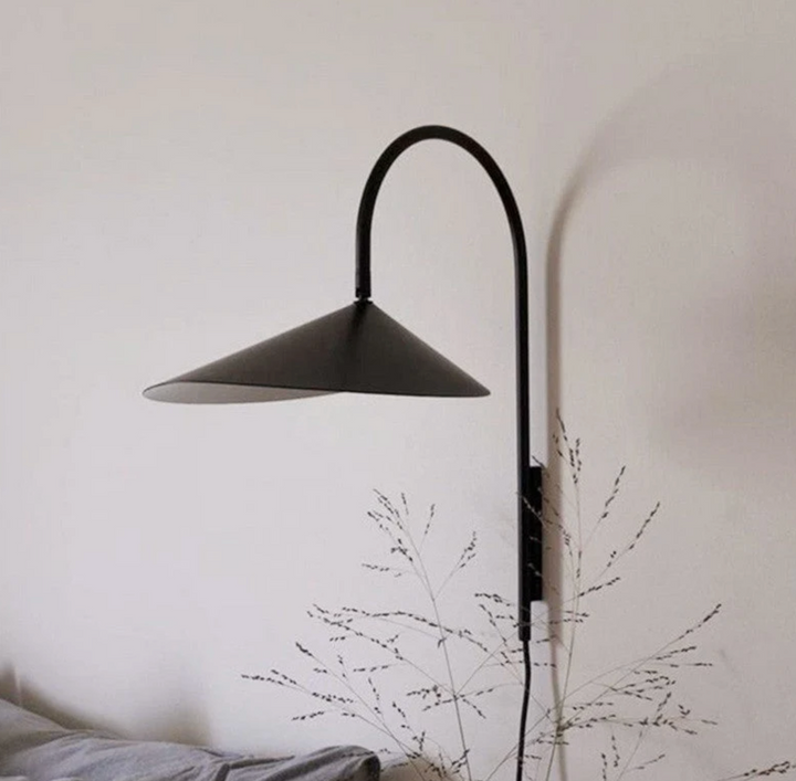 Aplique moderno de pared, pétalo ajustable. Ideal para iluminación decorativa en cualquier interior.