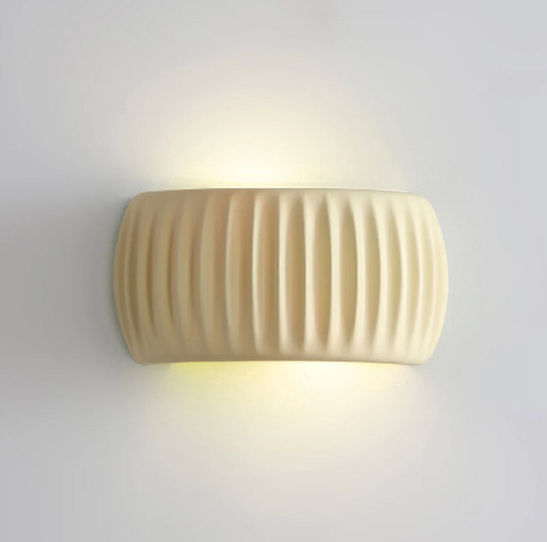 Aplique de pared cableado para una iluminación interior fiable. Luz moderna y decorativa para cualquier estancia.