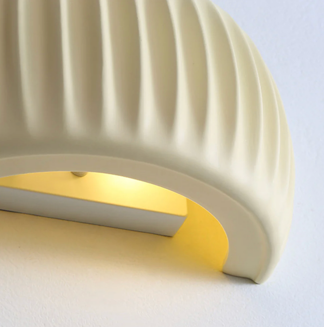Aplique de pared moderno con casquillo G9. Iluminación decorativa y funcional para el hogar contemporáneo.