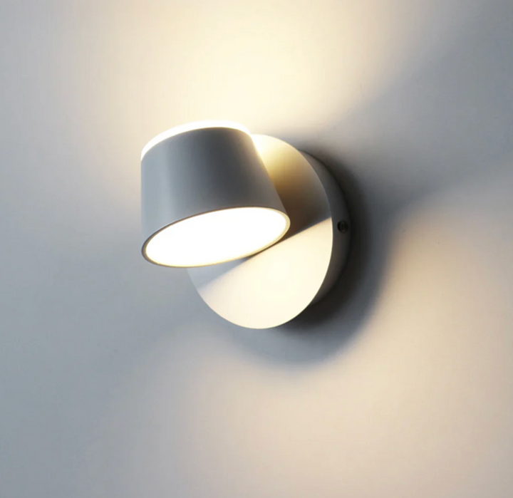 Iluminación de pared LED de estilo nórdico, con luz direccional para un ambiente acogedor.