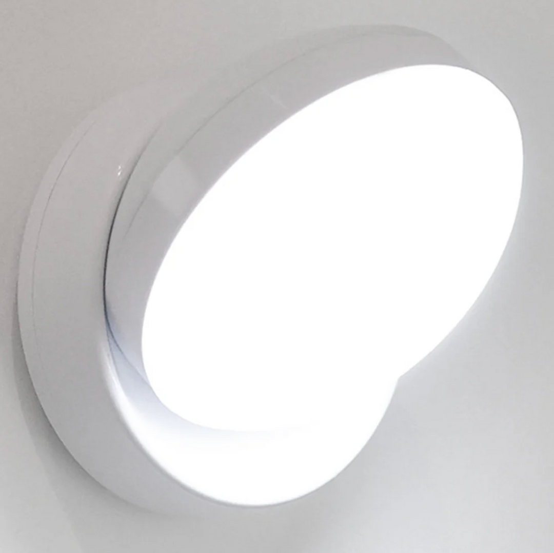 Iluminación LED eficiente para pared, sensor de movimiento y giro 360°.
