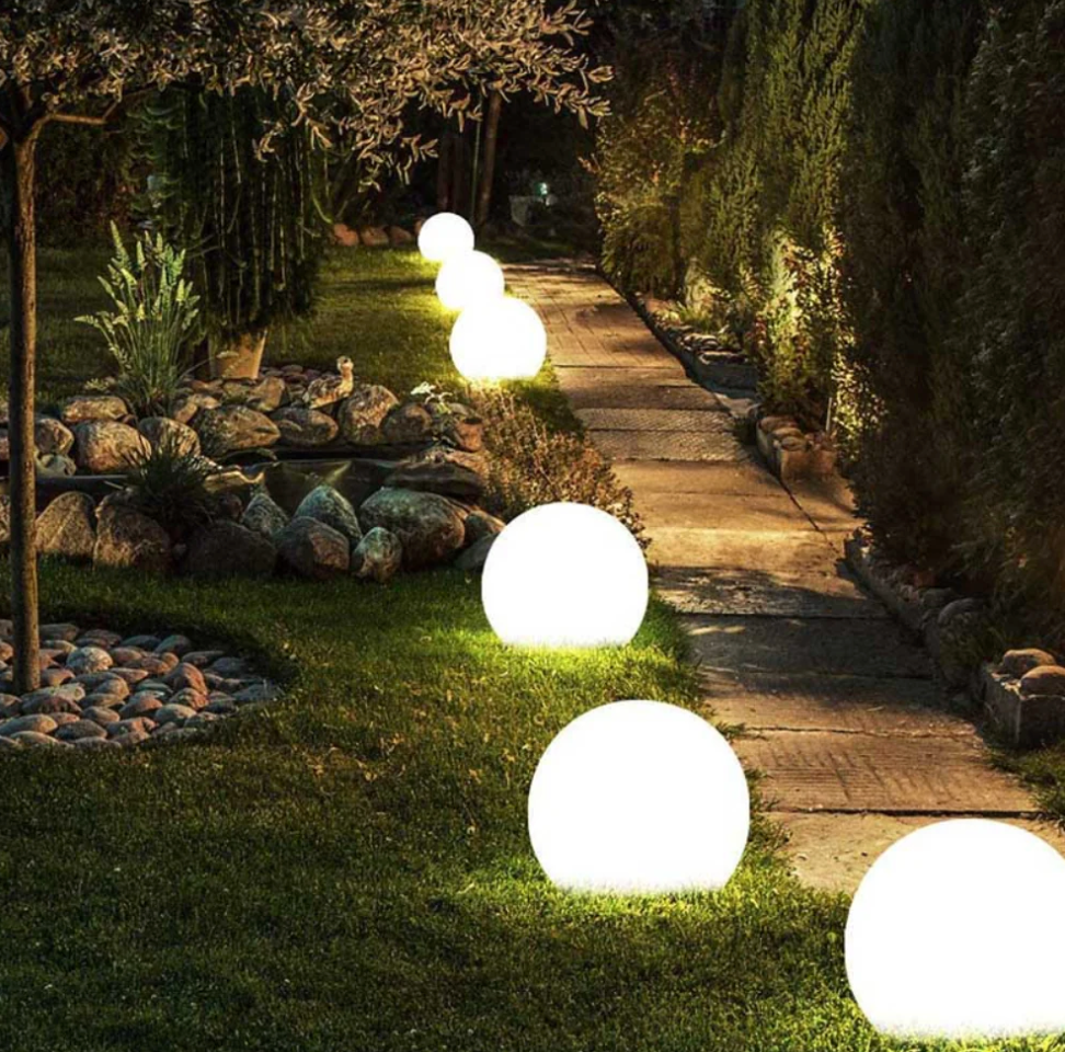 Iluminación decorativa SphereGlow, resistente al agua, perfecta para jardín o terraza.