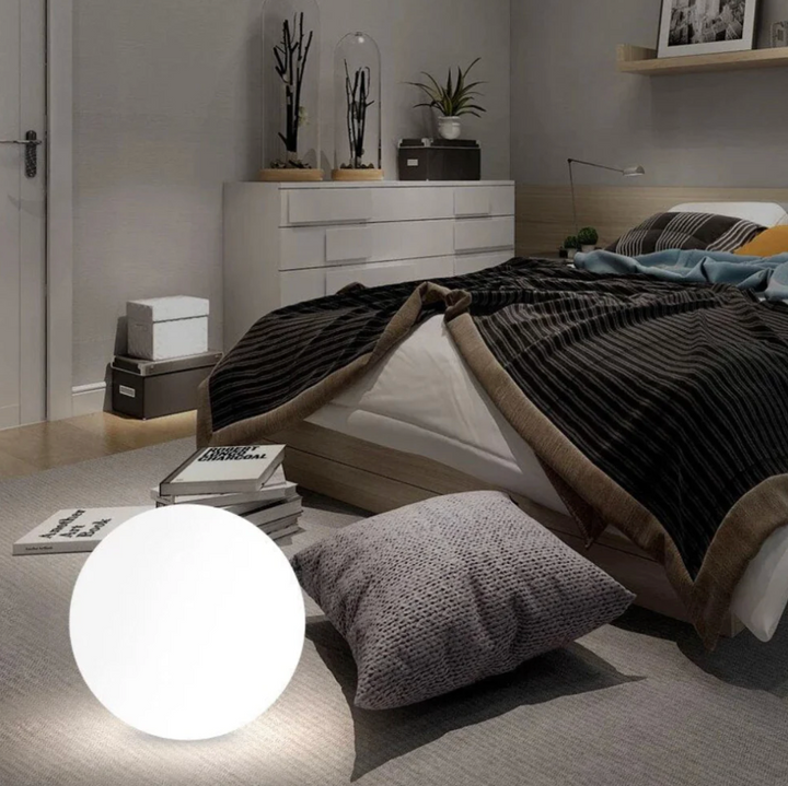 Lámpara esférica LED SphereGlow, 16 colores, para ambientes interiores elegantes.