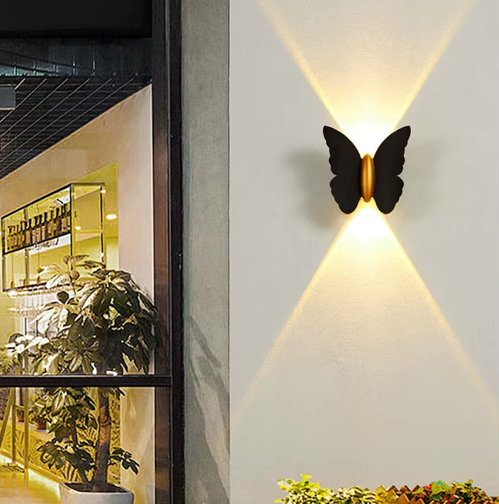 Iluminación exterior LED decorativa con forma de mariposa, embellece tu jardín con luz cálida.