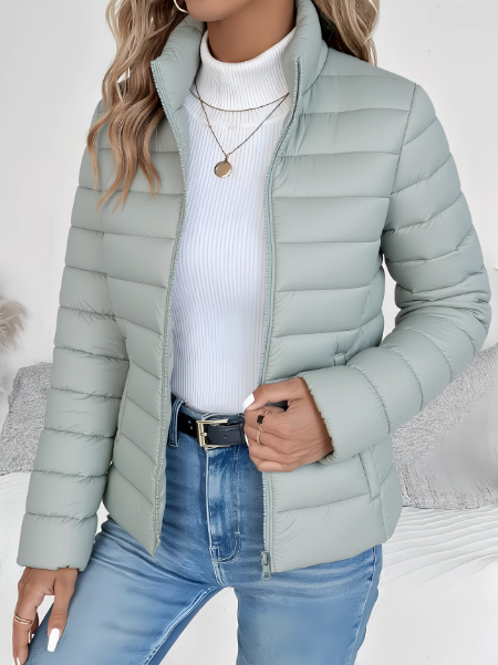 Chaqueta acolchada ligera para mujer, ideal entretiempo. Confort diario y estilo moderno.
