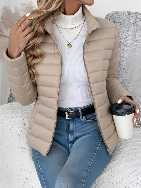 Elegante chaqueta acolchada negra de mujer, ligera y moderna. Perfecta para un look casual o chic.
