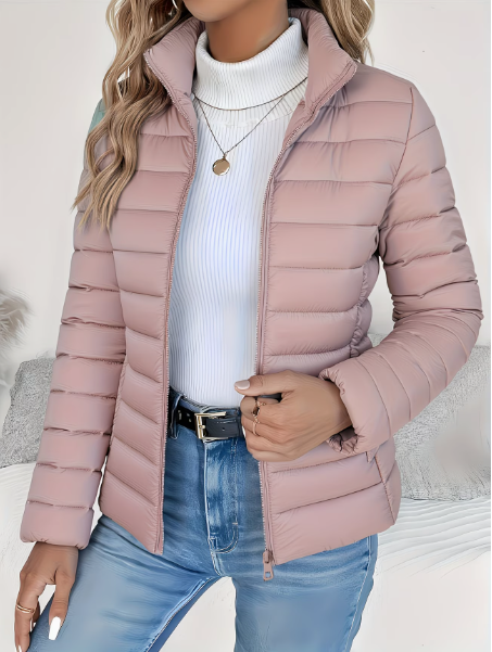 Chaqueta acolchada beige mujer, ligera. Ideal para entretiempo, uso diario. Combina confort y estilo.