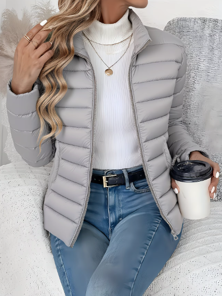 Ropa exterior mujer: chaqueta acolchada gris, ligera y versátil. Abrigo moderno con protección contra el viento.