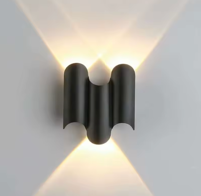 Lámpara LED exterior impermeable. Alta eficiencia energética para iluminación de patio y pared.