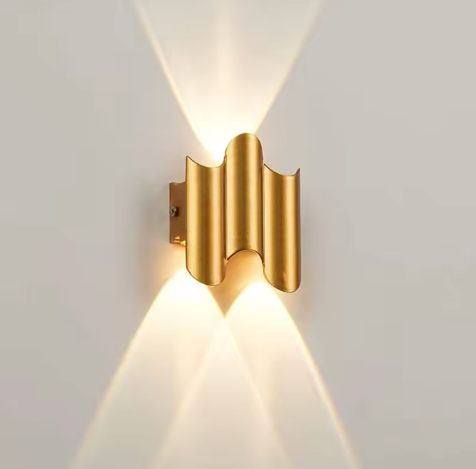 Aplique LED para montaje en pared exterior. Luz cálida, impermeable para jardín y patio.