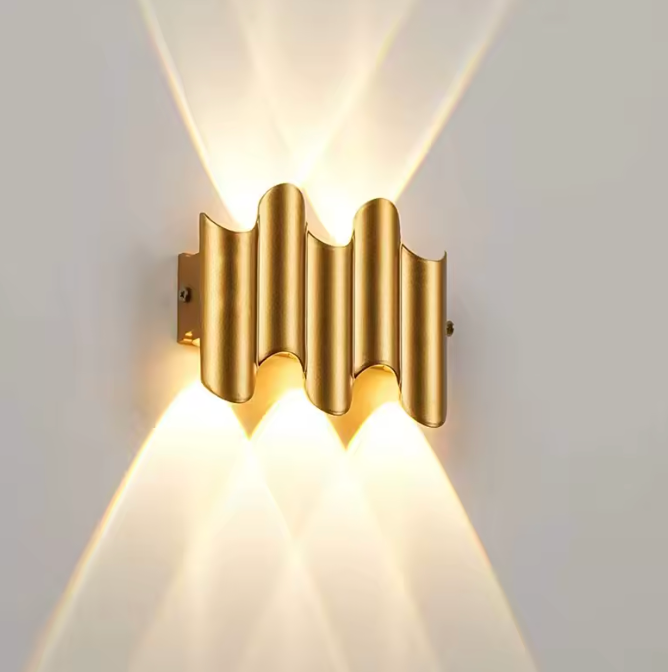 Lámpara de pared LED industrial. Iluminación exterior impermeable, diseño robusto para jardín.
