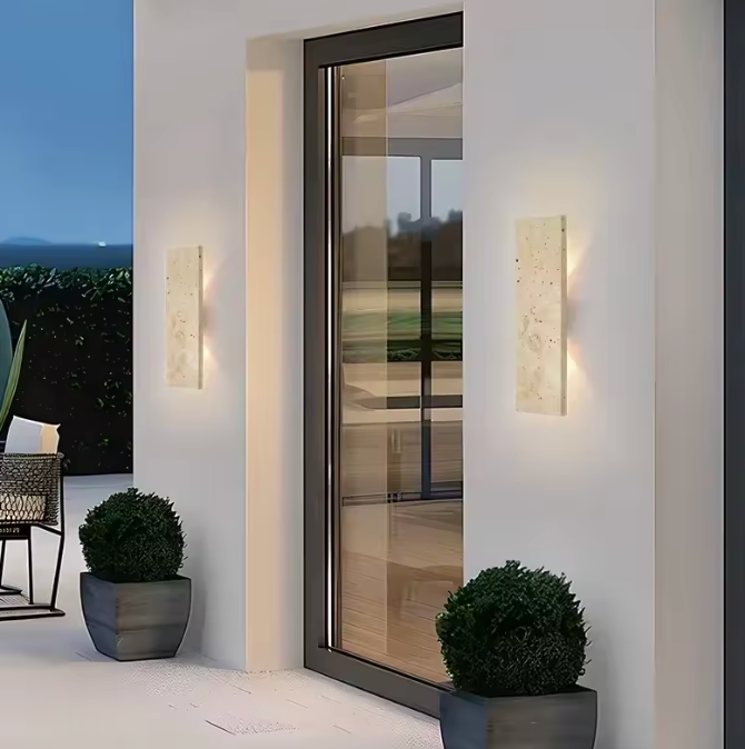 Aplique LED impermeable para exteriores, luz blanca cálida y diseño moderno, ilumina tu jardín.