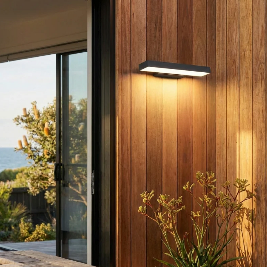 Aplique de pared LED exterior, resistente al agua, ideal para jardín y ambientes húmedos.