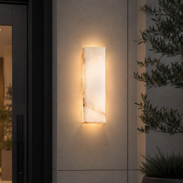 Lámpara de pared LED moderna para exterior. Iluminación elegante y resistente para jardín o patio.