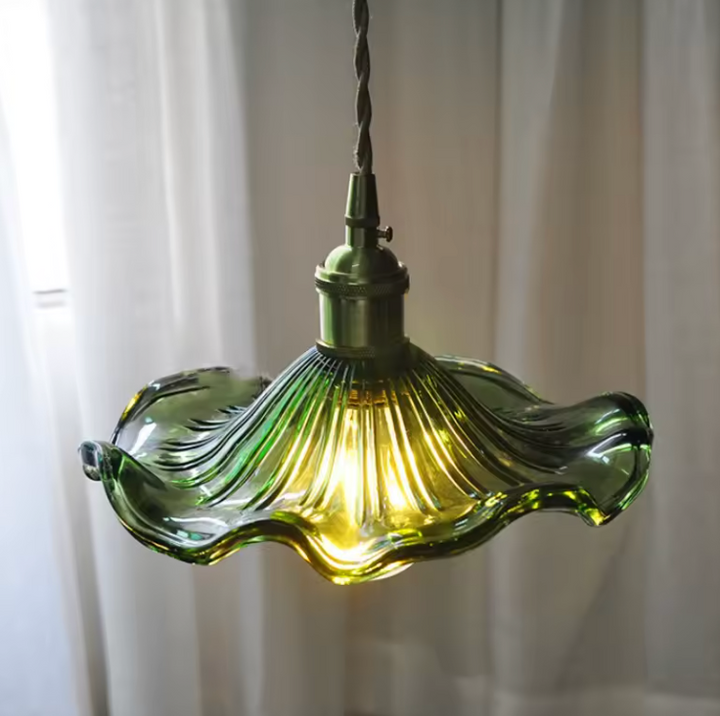 Lámpara elegante de vidrio acanalado y latón. Diseño atemporal, luz suave para atmósfera romántica.