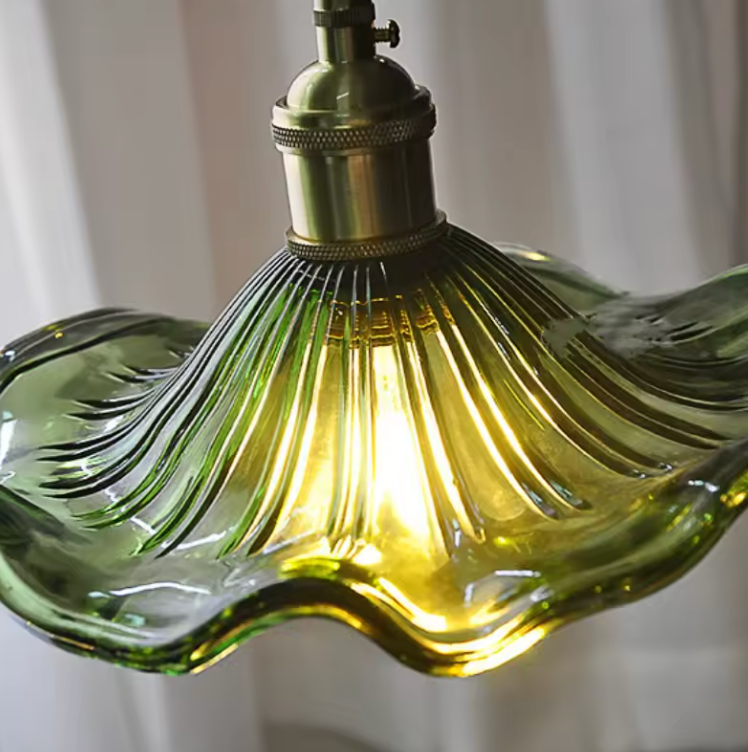Iluminación de acento: lámpara colgante con forma de pétalo, vidrio estriado y latón para hogar.
