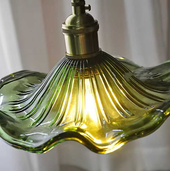 Iluminación de acento: lámpara colgante con forma de pétalo, vidrio estriado y latón para hogar.