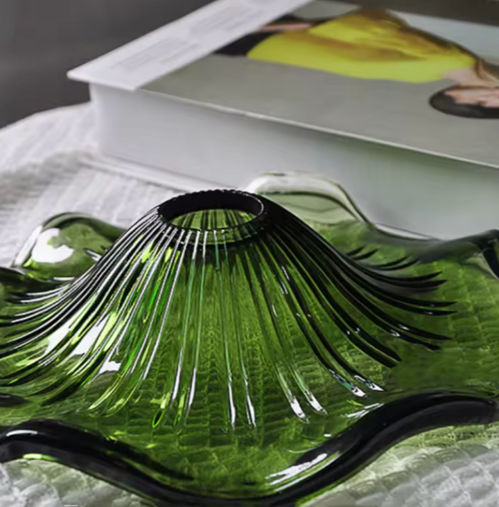 Decoración interior: lámpara colgante de latón y vidrio estriado, diseño floral único y elegante.