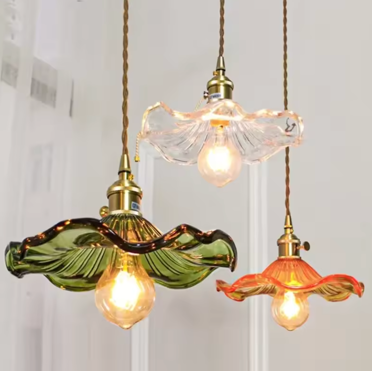 Vidrio estriado y latón en lámpara de techo. Iluminación de acento con toque romántico y chic.