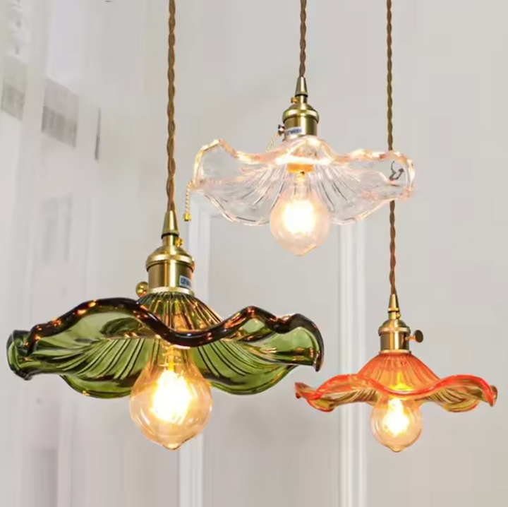 Vidrio estriado y latón en lámpara de techo. Iluminación de acento con toque romántico y chic.