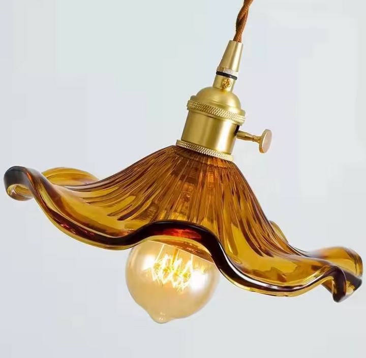 Diseño atemporal: lámpara colgante de latón y vidrio estriado con forma de flor. Iluminación suave.