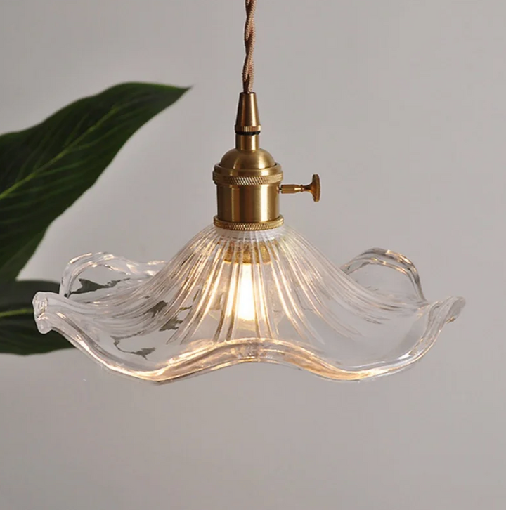 Colgante de latón y vidrio estriado. Perfecto para luz ambiental y decoración interior elegante.