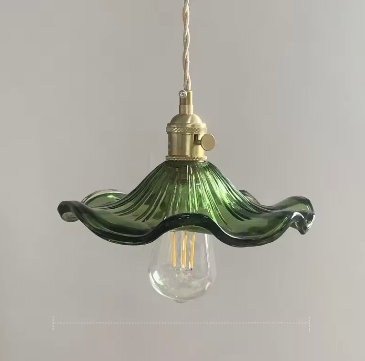Lámpara de techo estilo orgánico, vidrio estriado en pétalos y base de latón. Luz suave.