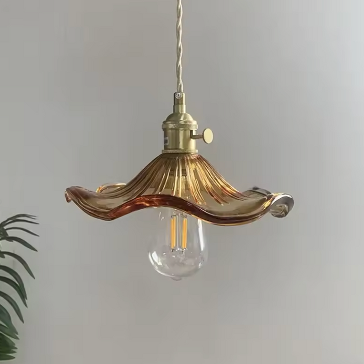 Lámpara de techo decorativa, vidrio estriado en diseño floral y detalles de latón. Luz ambiental.