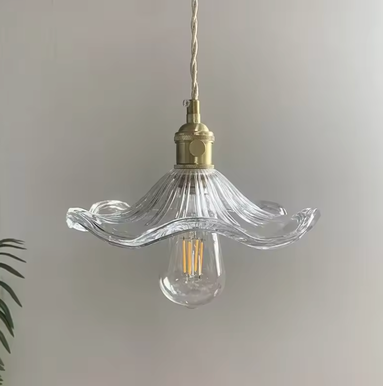 Lámpara estilo orgánico, pétalos de vidrio estriado y latón. Ideal para luz suave y romántica.