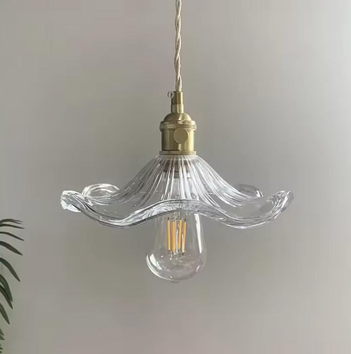 Lámpara estilo orgánico, pétalos de vidrio estriado y latón. Ideal para luz suave y romántica.