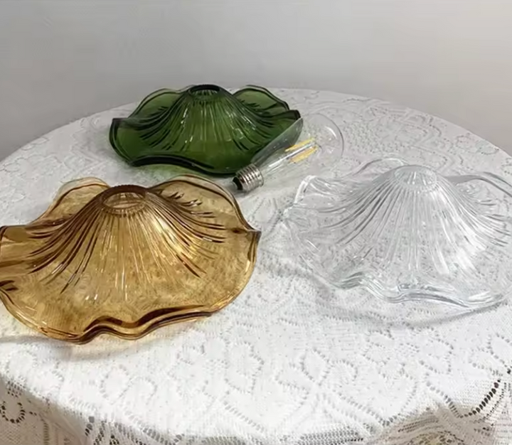 Lámpara de techo, diseño de pétalo de vidrio estriado y latón. Elegancia atemporal para su hogar.
