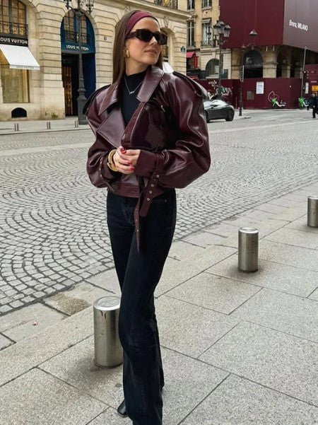 Chaqueta corta roja para mujer, ideal para un estilo atrevido. Prenda exterior moderna de otoño invierno.