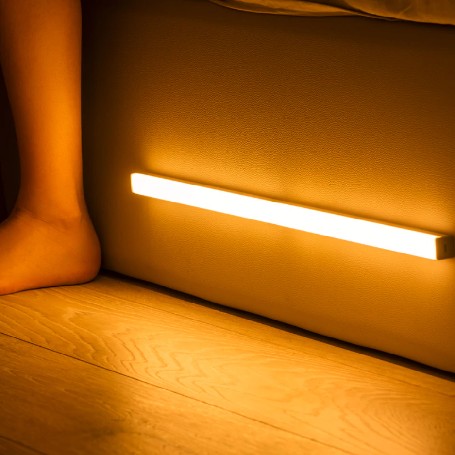 Luz LED con sensor de movimiento para hogar, ideal armario/pasillo. Recargable USB, sin cables, magnética.