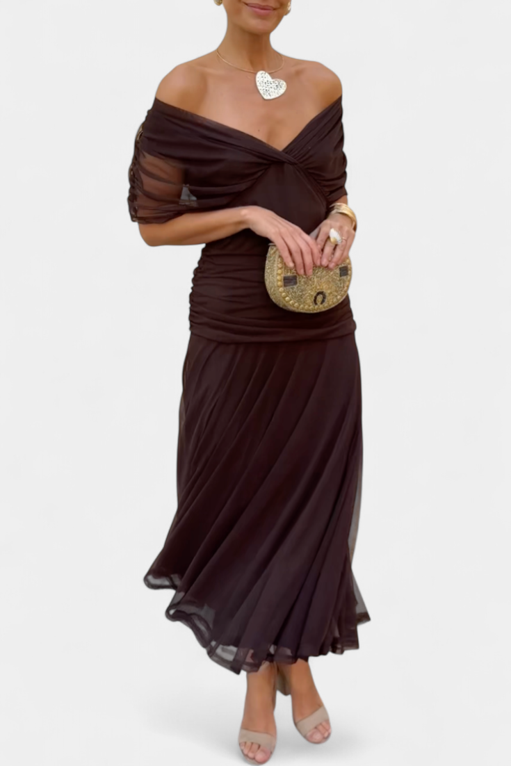 Vestido maxi floral de mujer, corte elegante y romántico, con detalles plisados, ideal para eventos de verano.